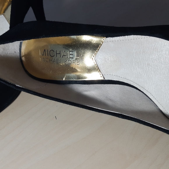 Michael Kors black suede heels size 6 1/2 - EUC - Picture 3 of 13